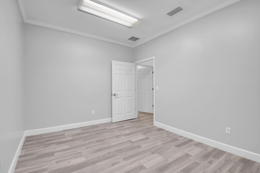 More Photos Of 9905 Old St Augustine Rd, Jacksonville Medical For Lease