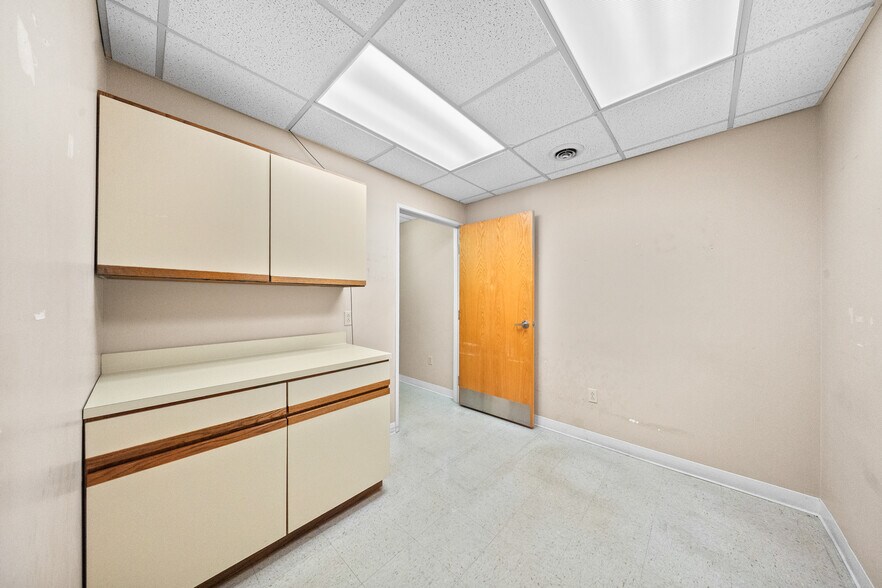 More Photos Of 1901 Winchester Ave, Ashland Office For Sale