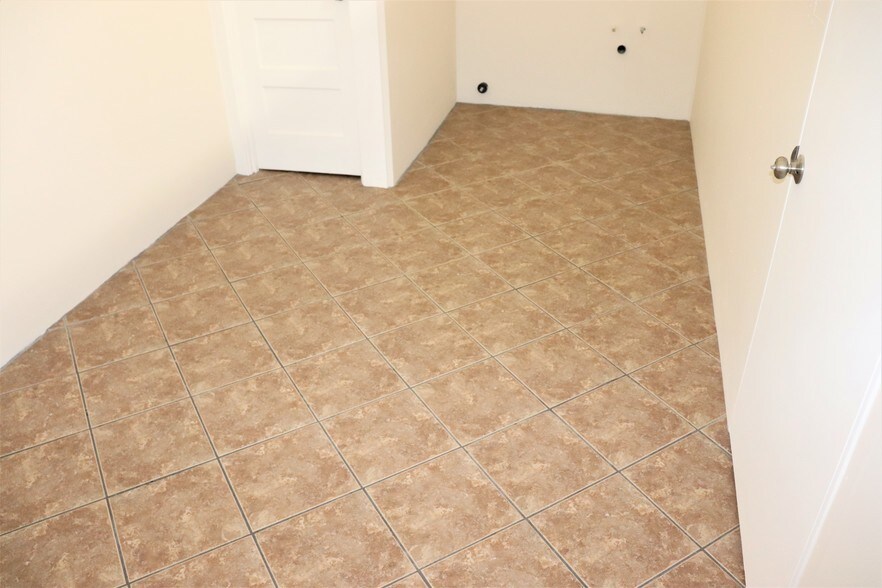 More Photos Of 108 S 10th St, Santa Paula Storefront Retail Residential For Lease