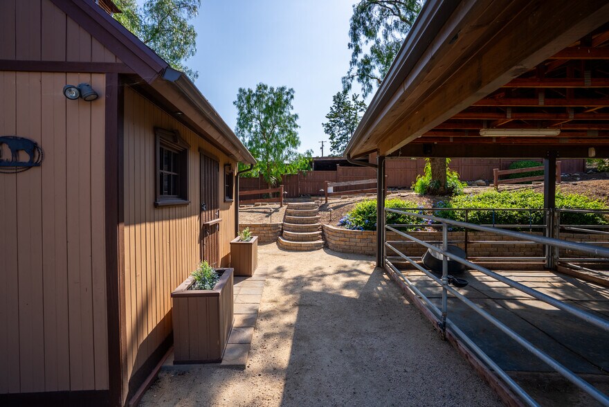 More Photos Of 10845 Meads, Orange Specialty For Sale