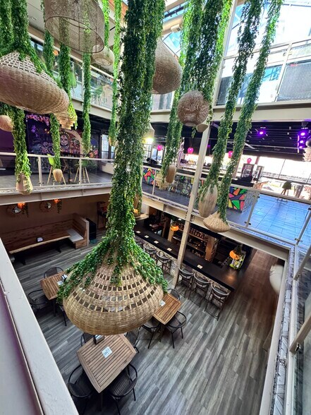 More Photos Of 1916 Baldwin St, Houston Bar For Lease