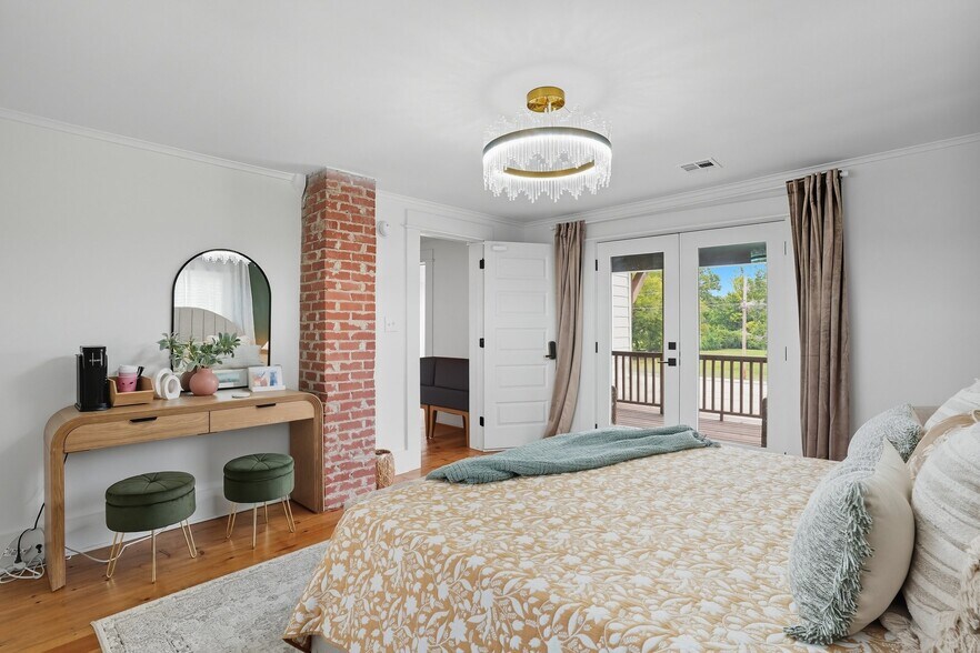 More Photos Of 924 S Main St, Broken Arrow Showroom For Sale