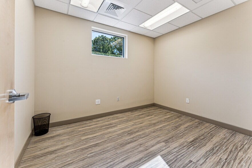 More Photos Of 2105 Northwest Blvd, Newton Office For Sale
