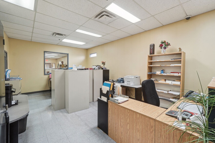 More Photos Of 1300 Rue De Louvain O, Montréal Light Manufacturing For Lease