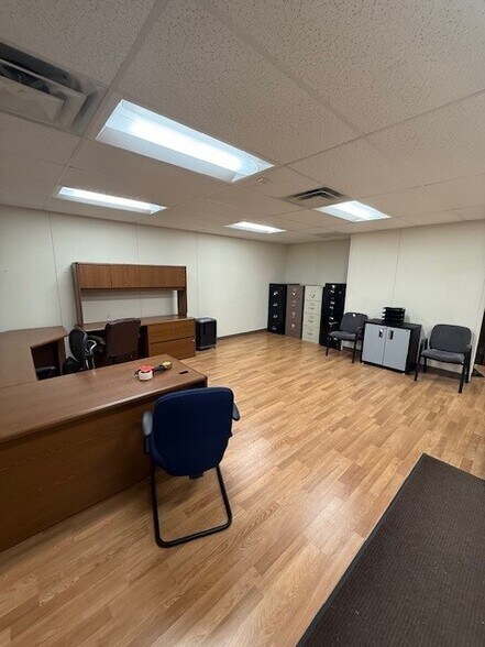 More Photos Of 103 Industrial Dr, Waxahachie Warehouse For Lease