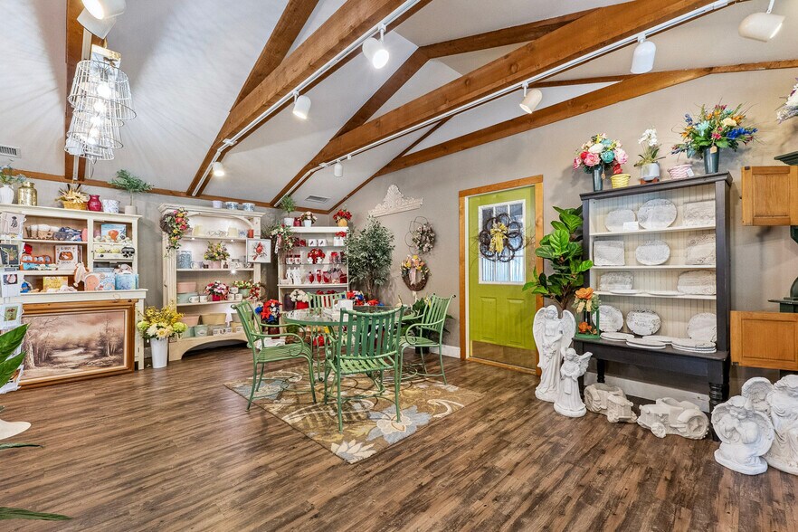 More Photos Of 1126 E State St, Sycamore Storefront Retail Residential For Sale