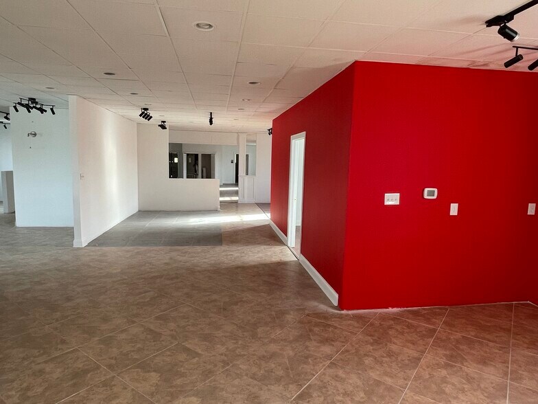 More Photos Of 535 Northern Ave, Hagerstown Showroom For Lease