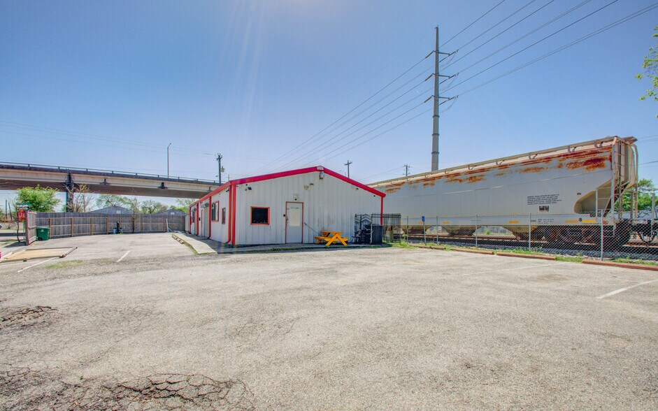 More Photos Of 6555 Navigation Blvd, Houston Warehouse For Lease