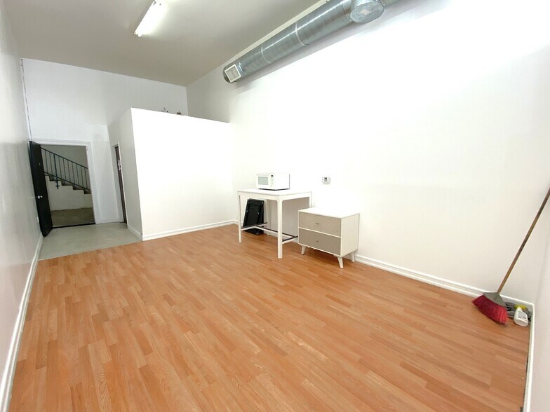 More Photos Of 951 Crocker St, Los Angeles Storefront Retail Office For Lease