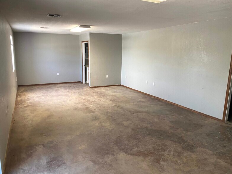 More Photos Of 1002 Commerce Dr, Lindsay Light Manufacturing For Sale