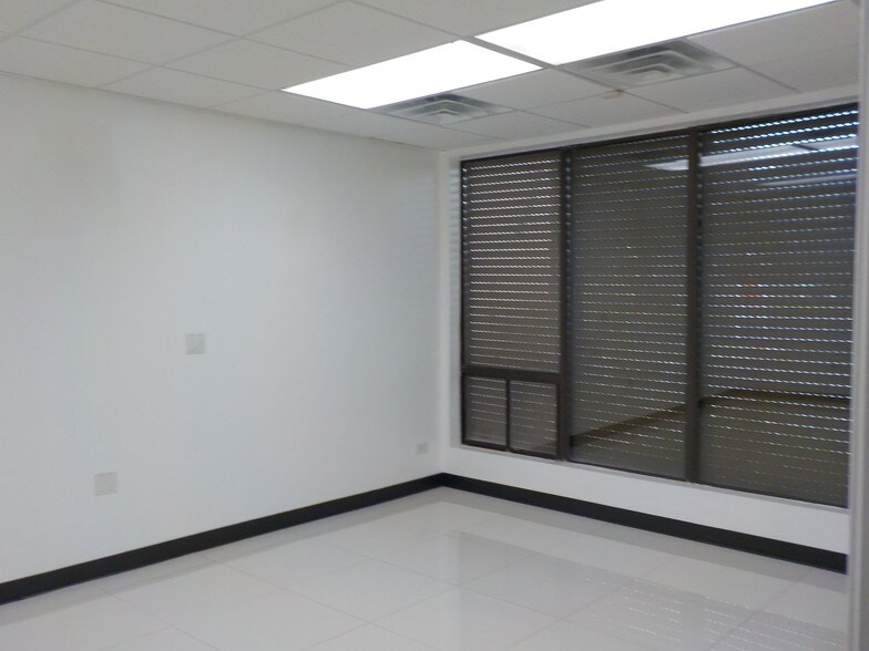 More Photos Of 3700 N 10th St, McAllen Office For Lease