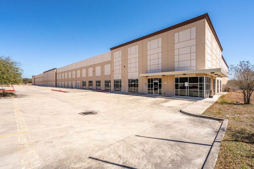 More Photos Of 1732 Universal City Blvd, Universal City Warehouse For Lease