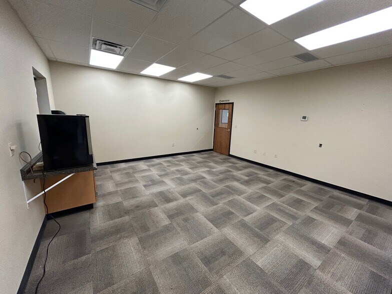 More Photos Of 101 Rathbone Rd, Marietta Flex For Sale