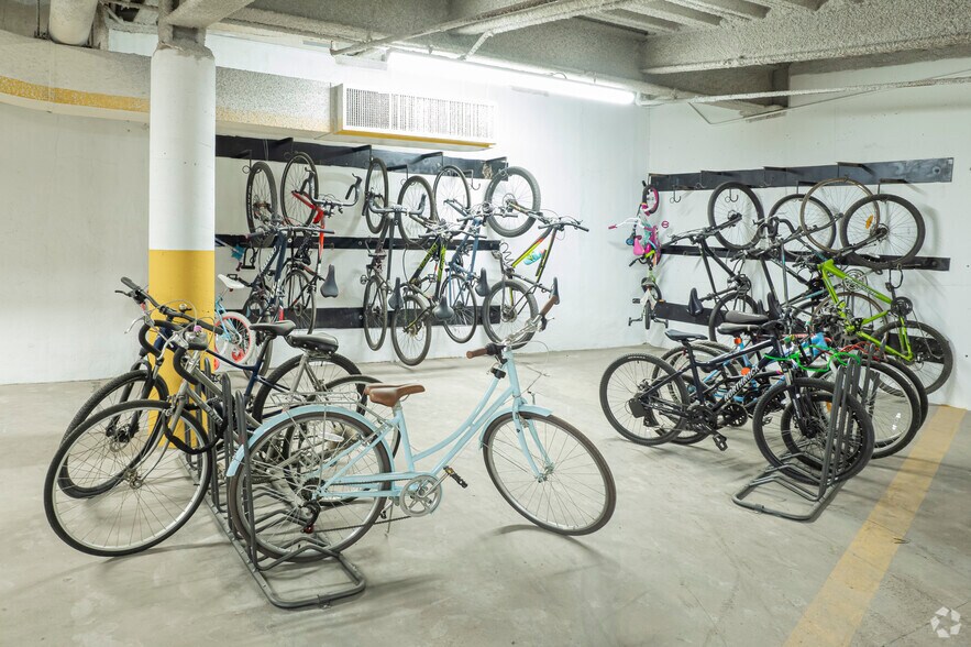 More Photos Of 909 5 Av SW, Calgary Apartments For Lease