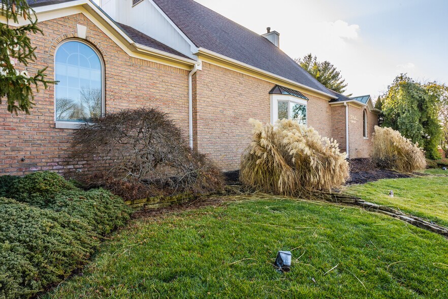 More Photos Of 6575 N College Ave, Indianapolis General Retail For Sale