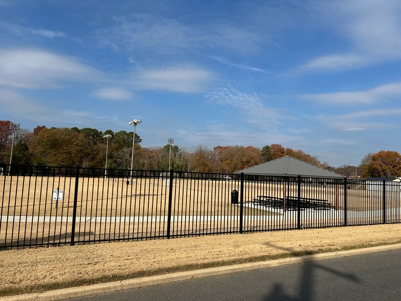 More Photos Of 109 W 8th Ave, Gastonia Office For Sale