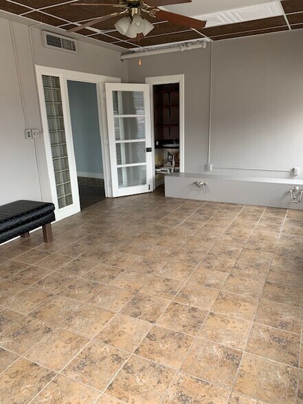 More Photos Of 103 E State St, Mason City Office For Lease