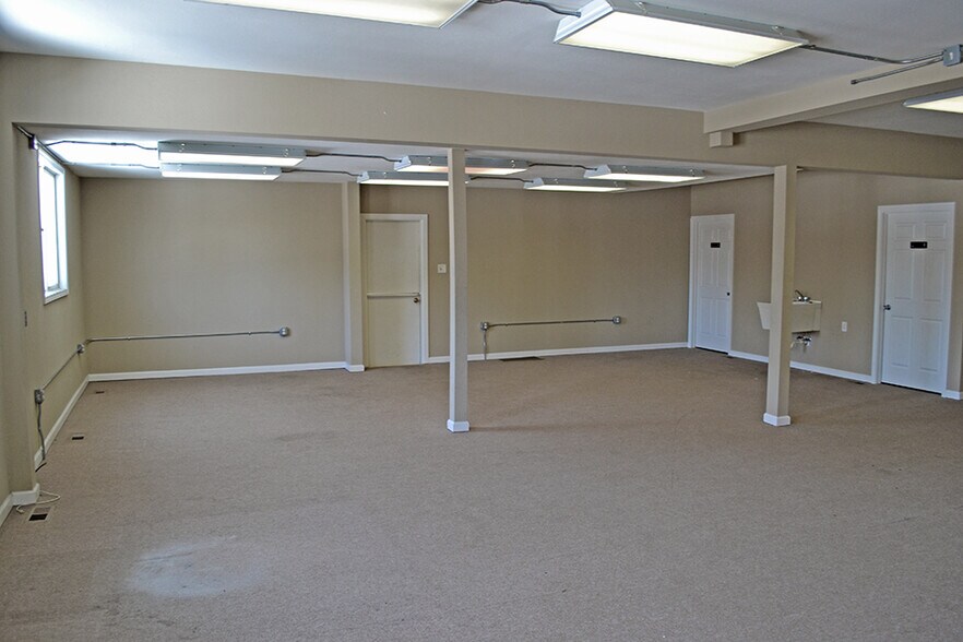 More Photos Of 1830 E B St, Belleville General Retail For Lease