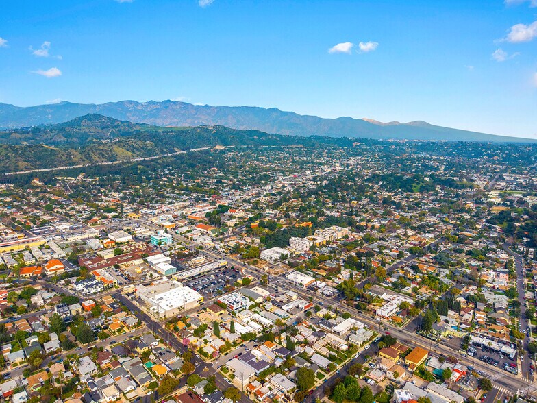 More Photos Of 2233 Addison Way, Los Angeles Apartments For Sale