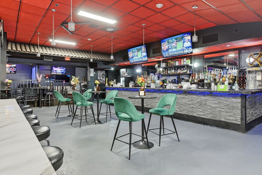More Photos Of 7215 Blondo St, Omaha Bar For Sale