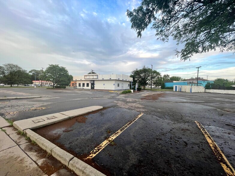 More Photos Of 17431 Dix Rd, Melvindale Fast Food For Lease