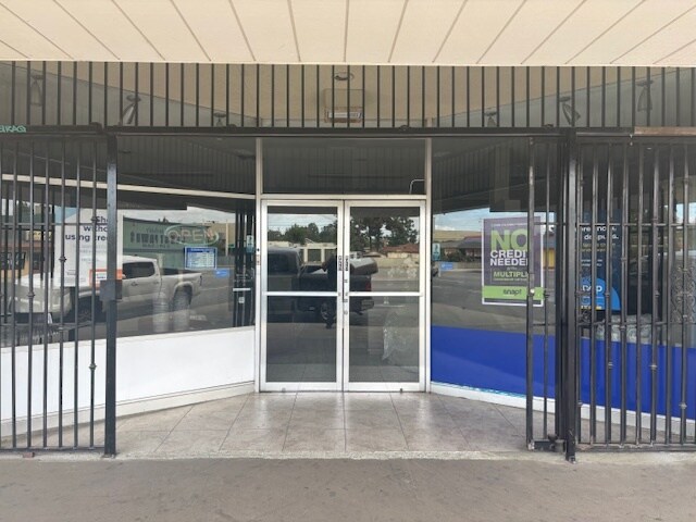 More Photos Of 620 Chester Ave, Bakersfield Showroom For Lease