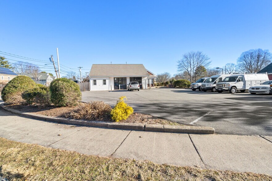 More Photos Of 655 Saw Mill Brook Pky, Newton General Retail For Sale