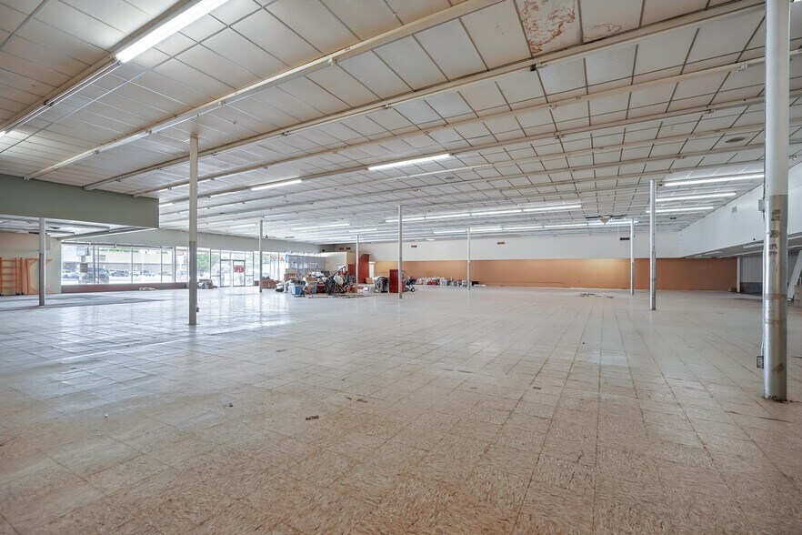 More Photos Of 500-511 E Broadway St, Sweetwater Storefront For Sale