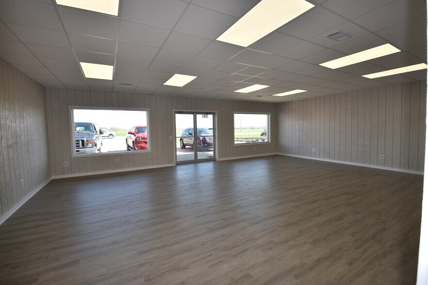 More Photos Of 1429 W US Highway 40, Greenfield Showroom For Lease