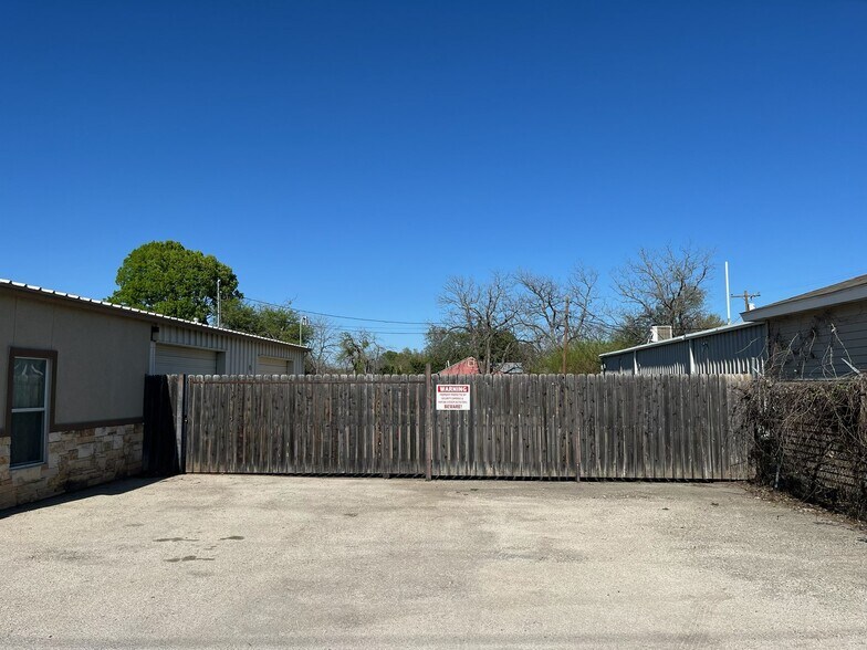 More Photos Of 108 Schertz Pky, Schertz Freestanding For Sale