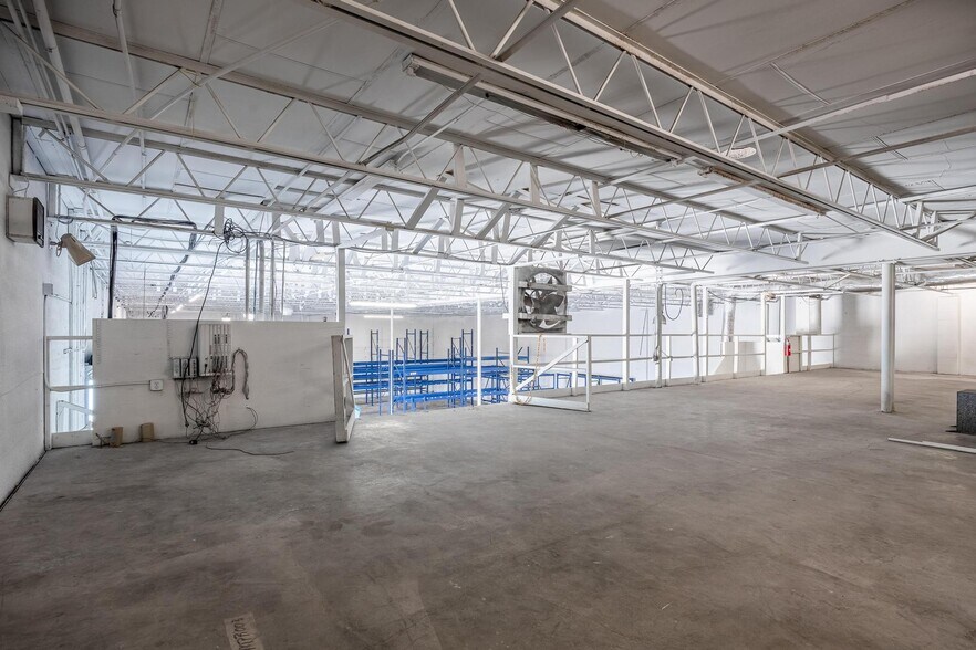 More Photos Of 2546-2578 Fowler St, Fort Myers Warehouse For Lease