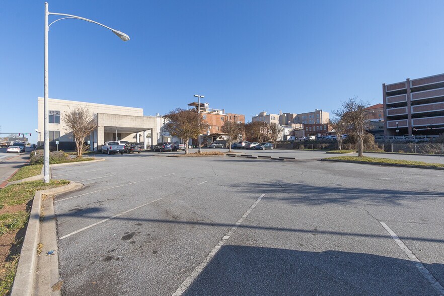 More Photos Of 129 N Main St, Anderson Office For Lease