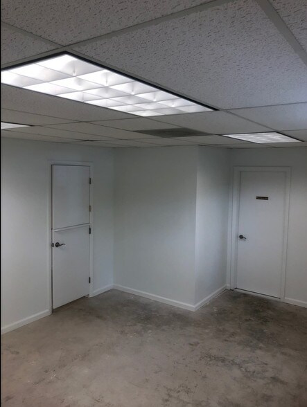 More Photos Of 100 SW 15th St, Fort Lauderdale Warehouse For Lease
