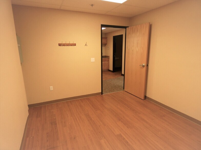 More Photos Of 5293 NE Elam Young Pky, Hillsboro Showroom For Lease