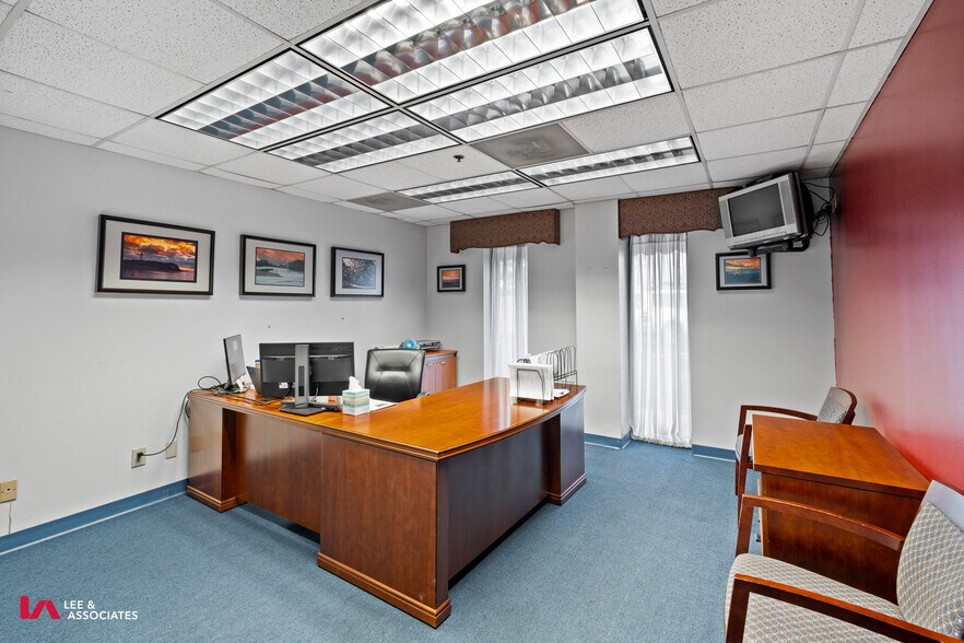 More Photos Of 309 Cash Memorial Blvd, Forest Park Distribution For Lease