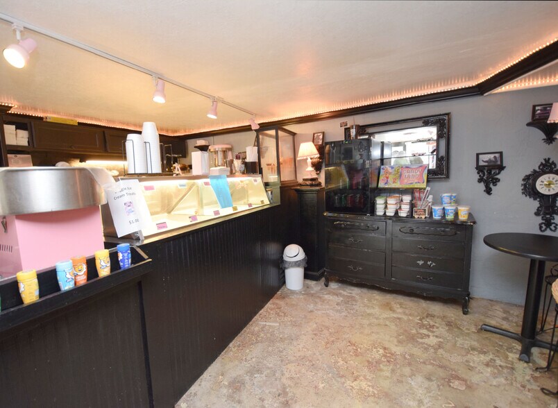 More Photos Of 112 W Main St, Burnsville Flex For Lease