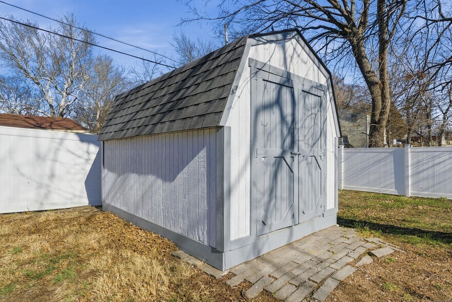 More Photos Of 1718 W Broadway St, Collinsville Office Residential For Sale