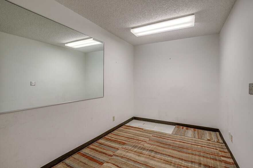 More Photos Of 1841 W Division St, Arlington Warehouse For Sale