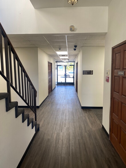 More Photos Of 1150 Foothill Blvd, La Cañada Flintridge Office For Lease