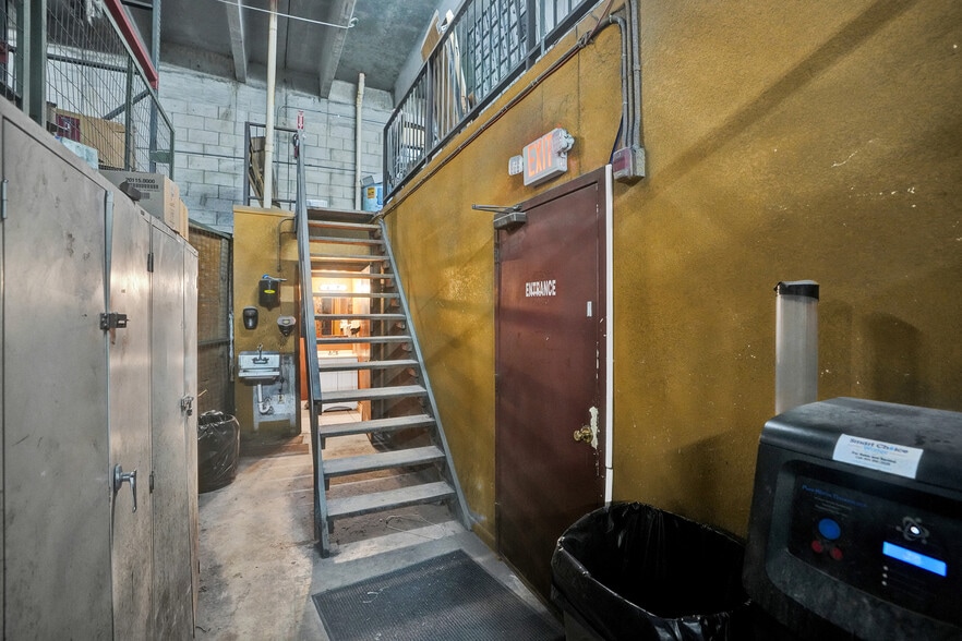 More Photos Of 2360 W 76th St, Hialeah Manufacturing For Sale