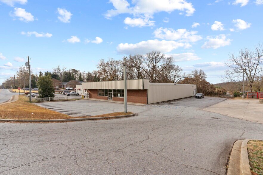 More Photos Of 440 Hampton Ave, Pickens Freestanding For Sale