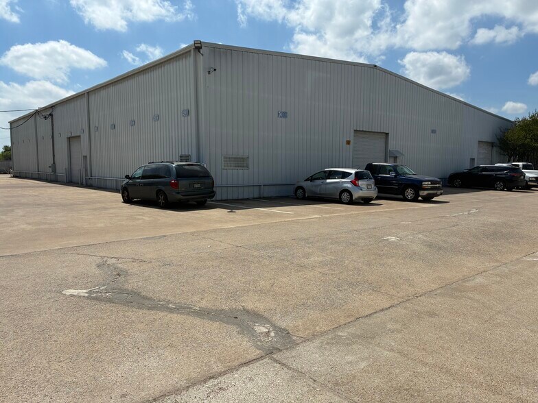 More Photos Of 301 Pleasant Dr, Dallas Warehouse For Lease