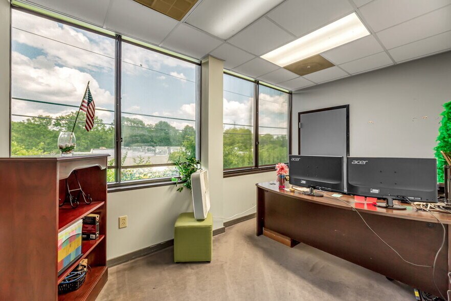 More Photos Of 115 Pomona Dr, Greensboro Office Residential For Lease