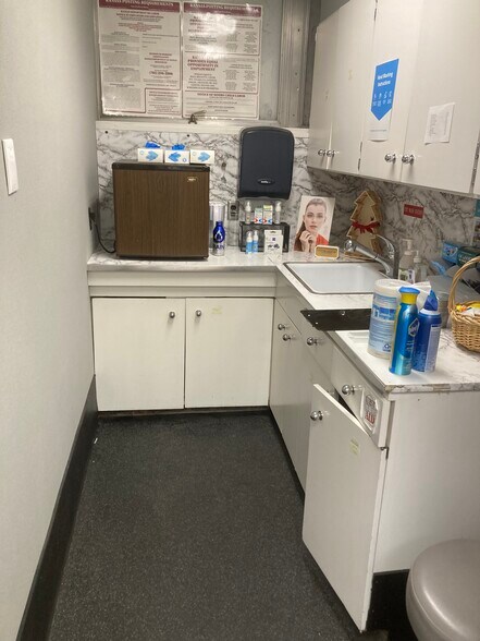 More Photos Of 935 S Iowa St, Lawrence Office For Lease