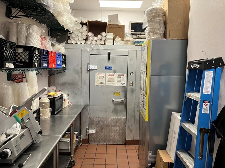 More Photos Of 7808 N Division St, Spokane General Retail For Lease