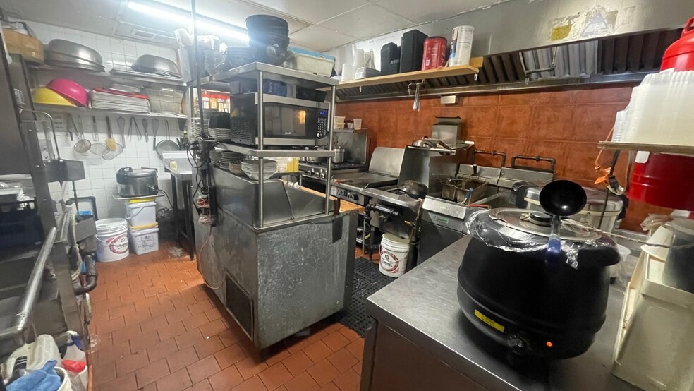 More Photos Of Manhattan Avenue Ave @ Norman Avenue, Brooklyn General Retail For Lease