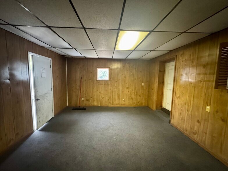 More Photos Of 43 Oak St, Bristol Warehouse For Lease