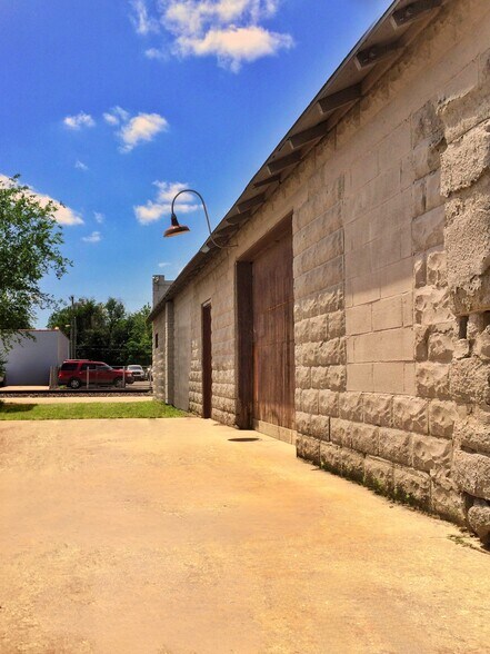 More Photos Of 1618 S Mead St, Wichita Industrial For Lease