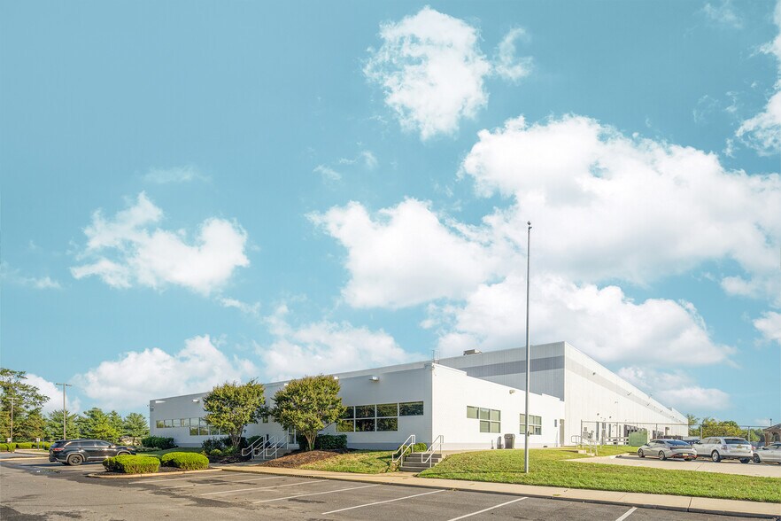 More Photos Of 12400 Presidents Ct, Jacksonville Warehouse For Lease