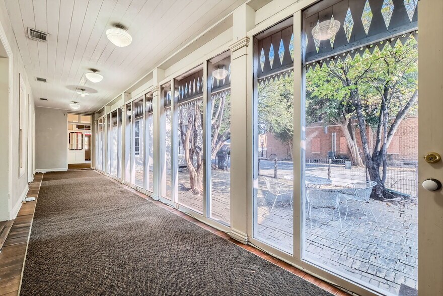 More Photos Of 228 S Seguin Ave, New Braunfels Office For Lease